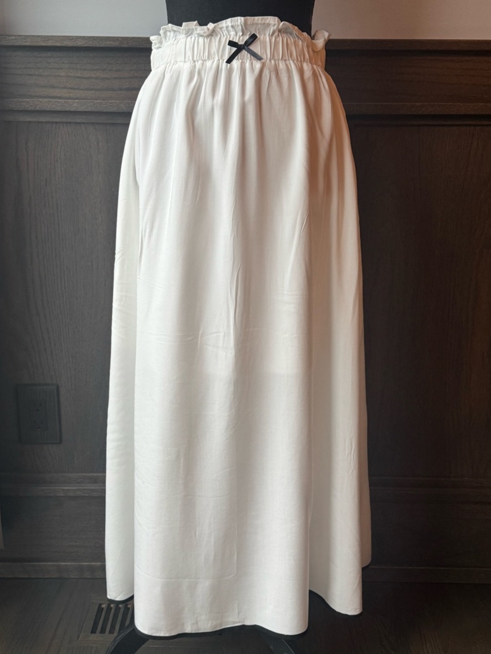 Women's white  Skirt with Elastic Waist and Black Bow and trim Detail NWOT M